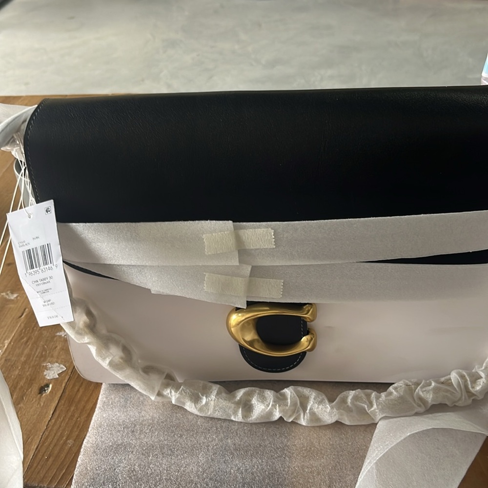 Coach Black Leather Shoulder Bag with Gold Chain - Picture 6 of 9
